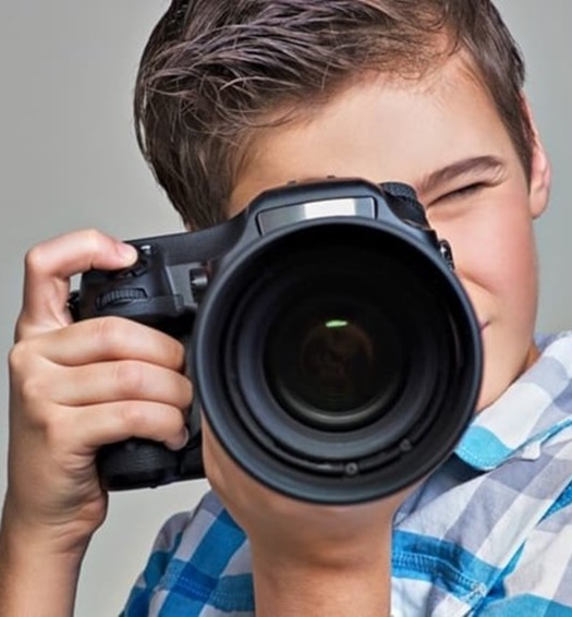 Junge mit Fotoapparat