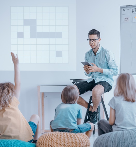 Lehrer am Whiteboard vor Klasse