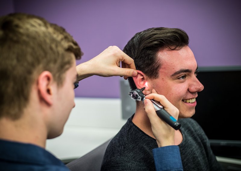 Untersuchung beim Ohrenarzt 