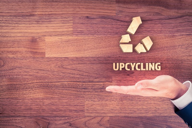 Hand auf der das Upcycling Logo schwebt. 