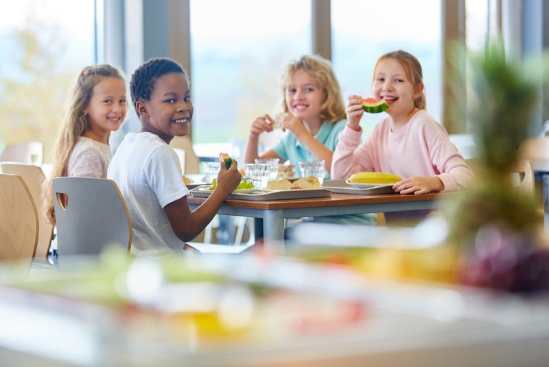 Ganztagsschule ab August 2026 Schülerinnen und Schüler in der Mensa