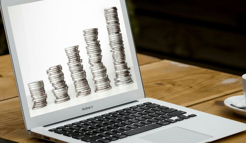 Münzstapel auf Laptopbildschirm