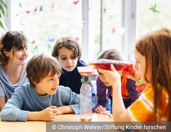 Kinder experimentieren im Unterricht