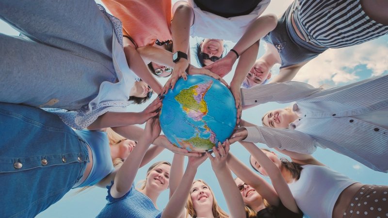Bildung für nachhaltige Entwicklung - Jugendliche halten Globus in den Händen