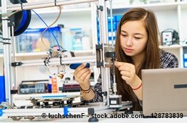 Technik-Unterricht Mädchen an elektronischem Gerät