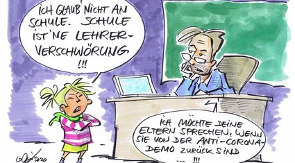 Ein Lehrer sitzt an seinem Pult vor der Tafel im Klassenraum, vor ihm ein trotziges Kind: „Ich glaub‘ nicht an die Schule. Schule ist `ne Lehrer-Verschwörung!!!“, erklärt es mit verschränkten Armen. Der Lehrer reagiert mit hochgezogener Augenbraun: „Ich möchte deine Eltern sprechen, wenn sie von der Anti-Corona-Demo zurück sind…!!!“