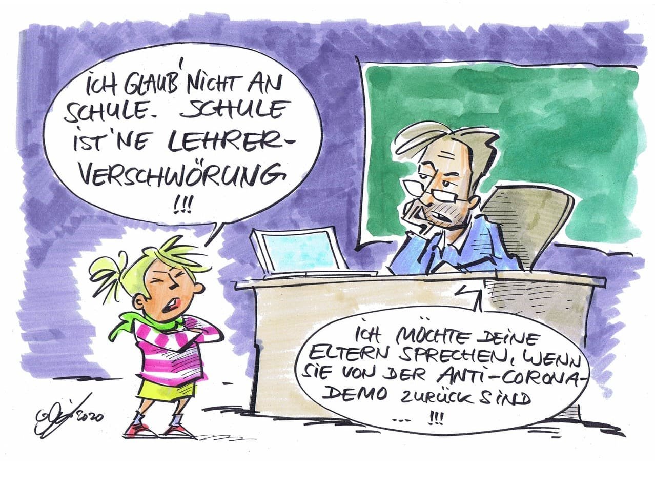 Cartoon der Woche: Schulverschwörung Ein Lehrer sitzt an seinem Pult vor der Tafel im Klassenraum, vor ihm ein trotziges Kind: „Ich glaub‘ nicht an die Schule. Schule ist `ne Lehrer-Verschwörung!!!“, erklärt es mit verschränkten Armen. Der Lehrer reagiert mit hochgezogener Augenbraun: „Ich möchte deine Eltern sprechen, wenn sie von der Anti-Corona-Demo zurück sind…!!!“
