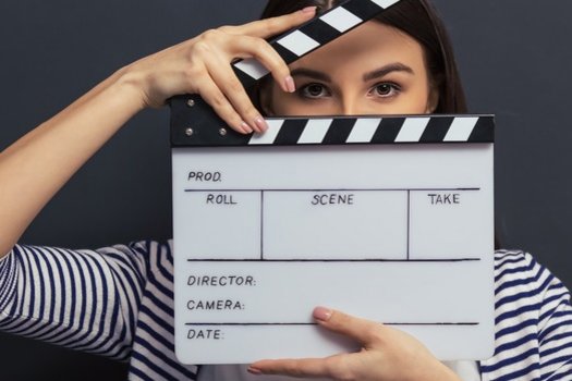 Mädchen mit Filmklappe