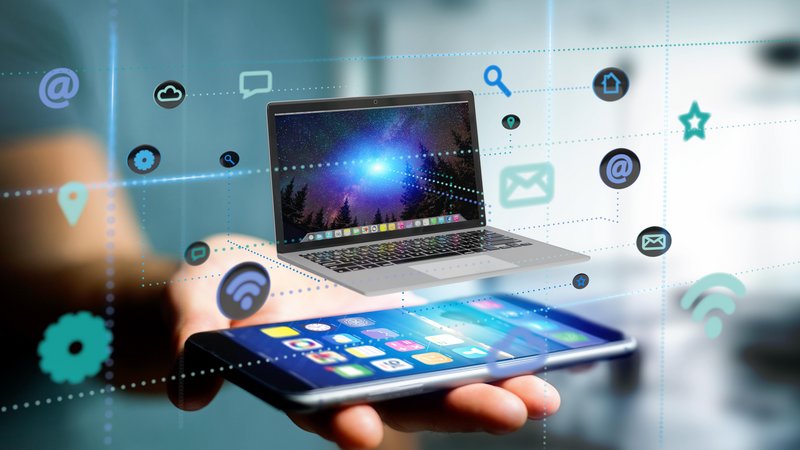 digitale Endgeräte liegen auf einer Hand