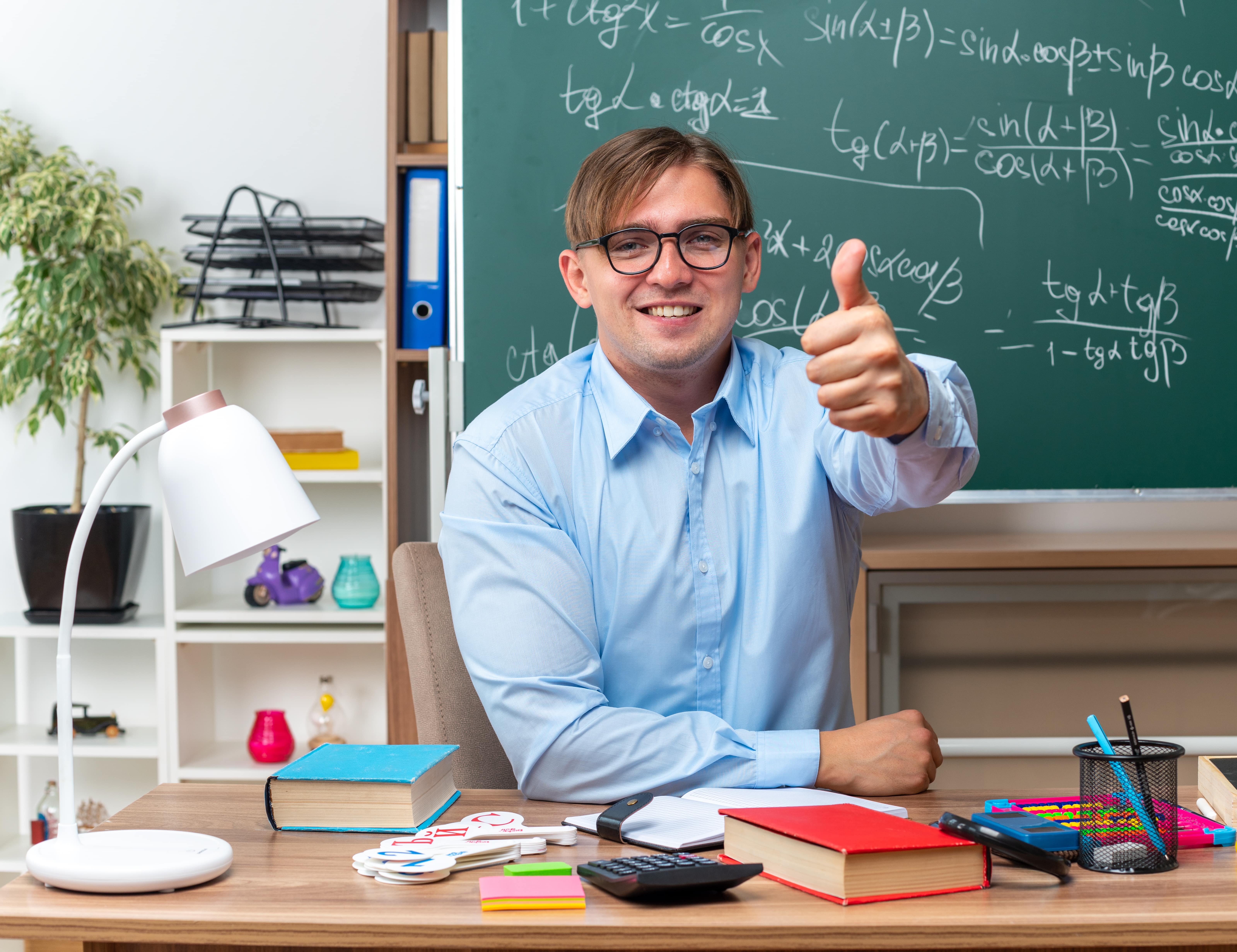 Lehrer streckt den Daumen hoch