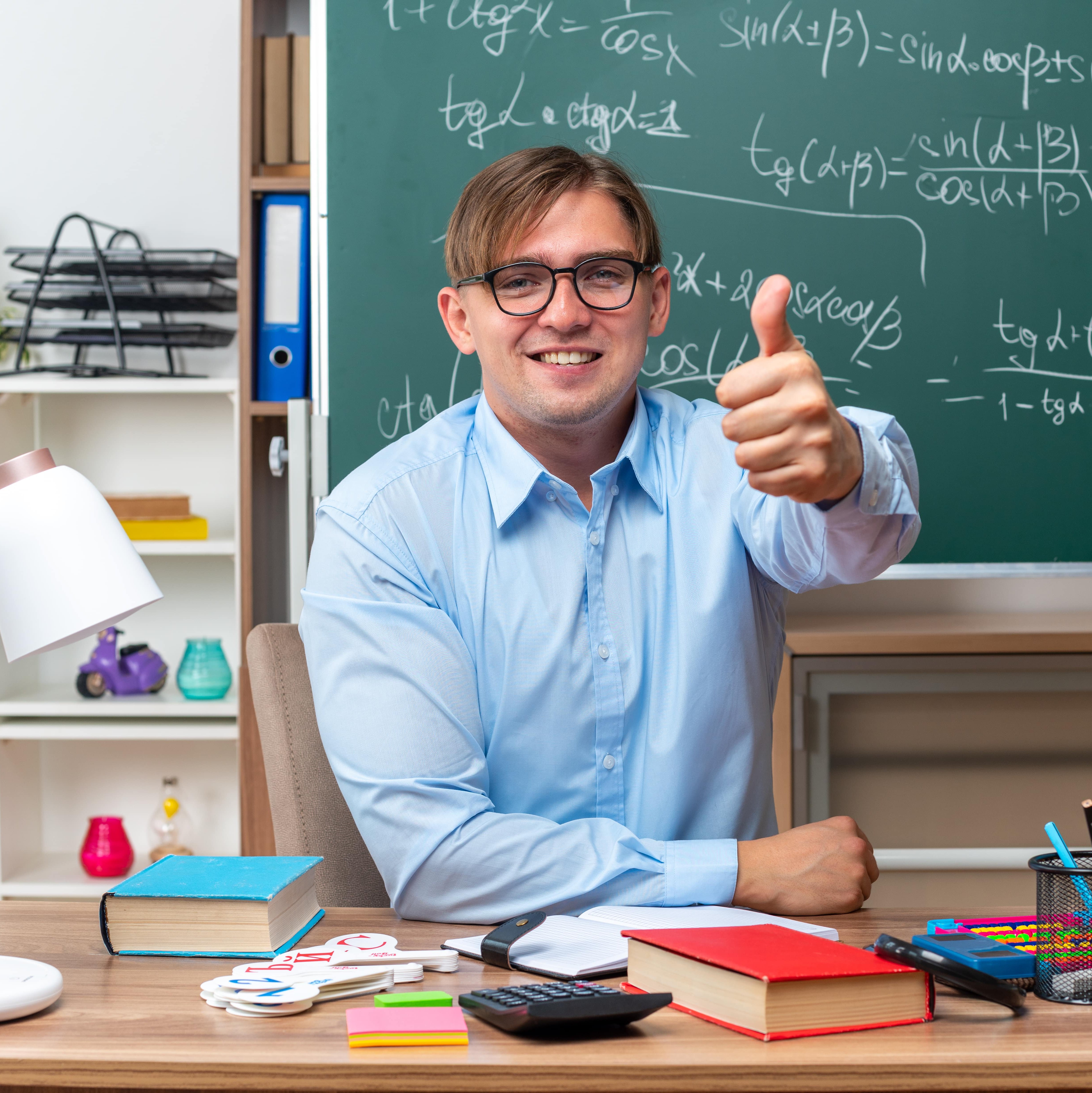 Lehrer streckt den Daumen hoch