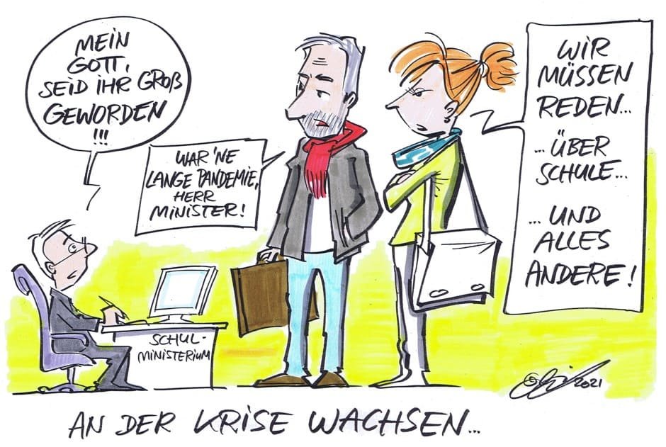Cartoon der Woche: An der Krise wachsen An der Krise gewachsen: „Mein Gott, seid ihr groß geworden!!!“, sagt der kleine Schulminister hinter seinem Schreibtisch zu den zwei vor ihm stehenden Lehrkräften, die doppelt so groß sind wie er und reden wollen. Sie schauen beide unzufrieden. „War `ne lange Pandemie, Herr Minister!“, sagt der Mann. „Wir müssen reden…über Schule… und alles andere!“, sagt die Frau, die Arme verschränkt.