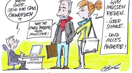 An der Krise gewachsen: „Mein Gott, seid ihr groß geworden!!!“, sagt der kleine Schulminister hinter seinem Schreibtisch zu den zwei vor ihm stehenden Lehrkräften, die doppelt so groß sind wie er und reden wollen. Sie schauen beide unzufrieden. „War `ne lange Pandemie, Herr Minister!“, sagt der Mann. „Wir müssen reden…über Schule… und alles andere!“, sagt die Frau, die Arme verschränkt.