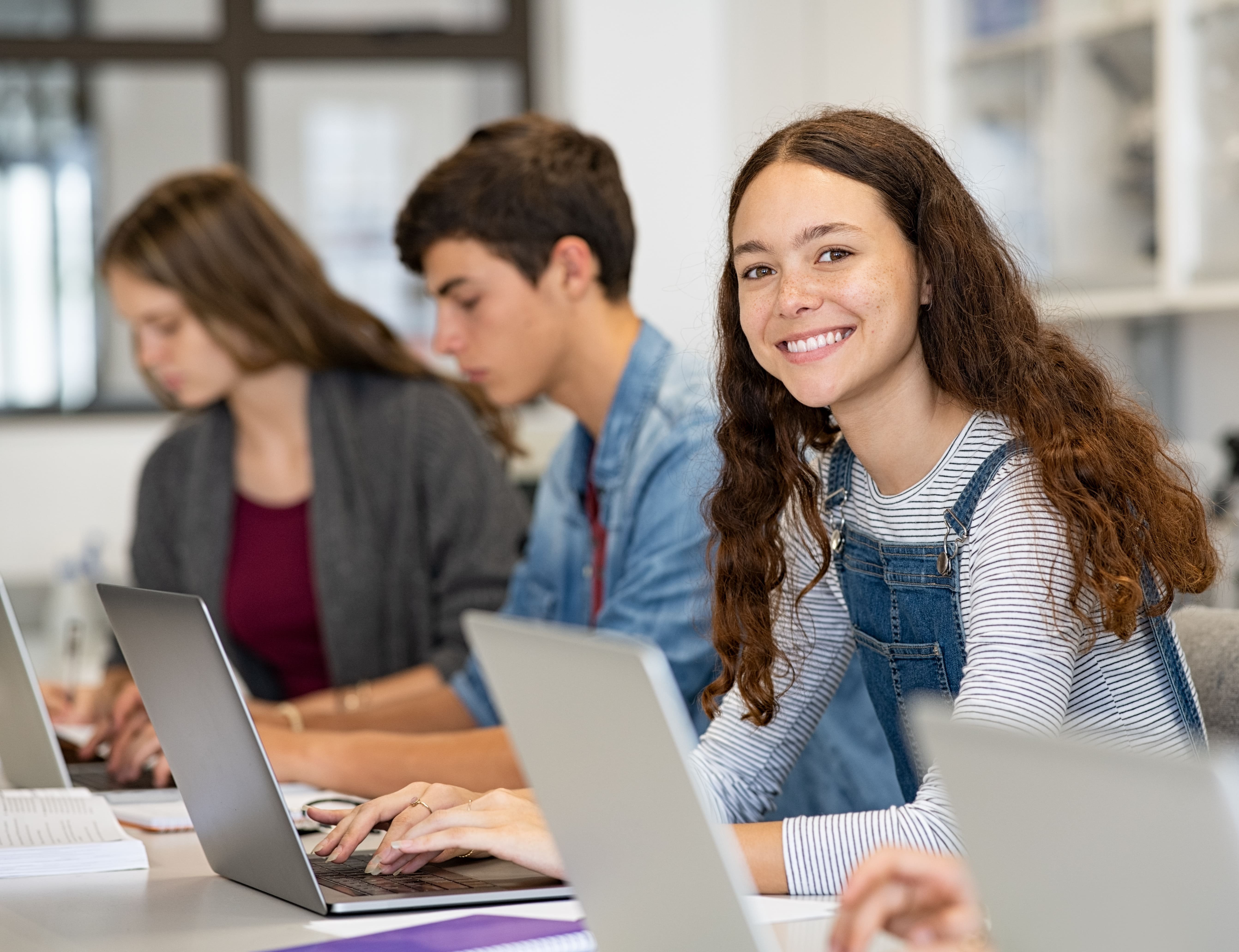 Schülerinnen und Schüler arbeiten am Computer