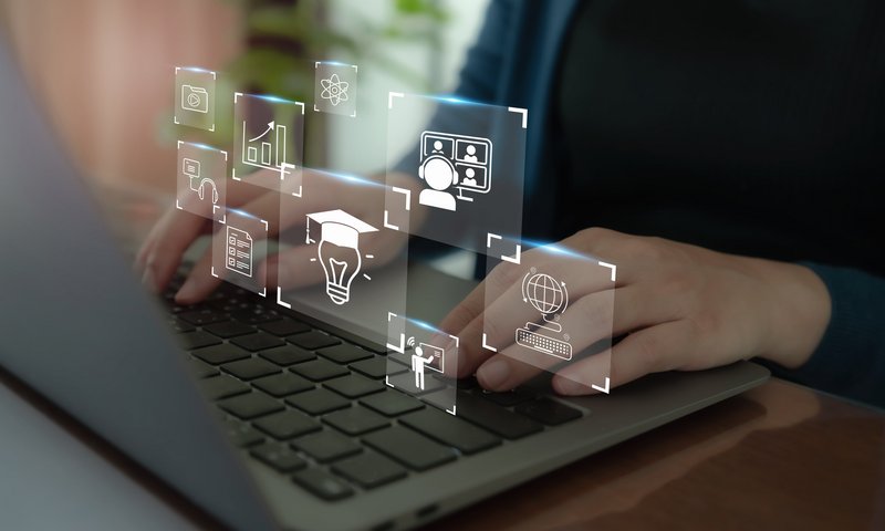 Icons von digitaler Unterrichtsplanung über einem Laptop