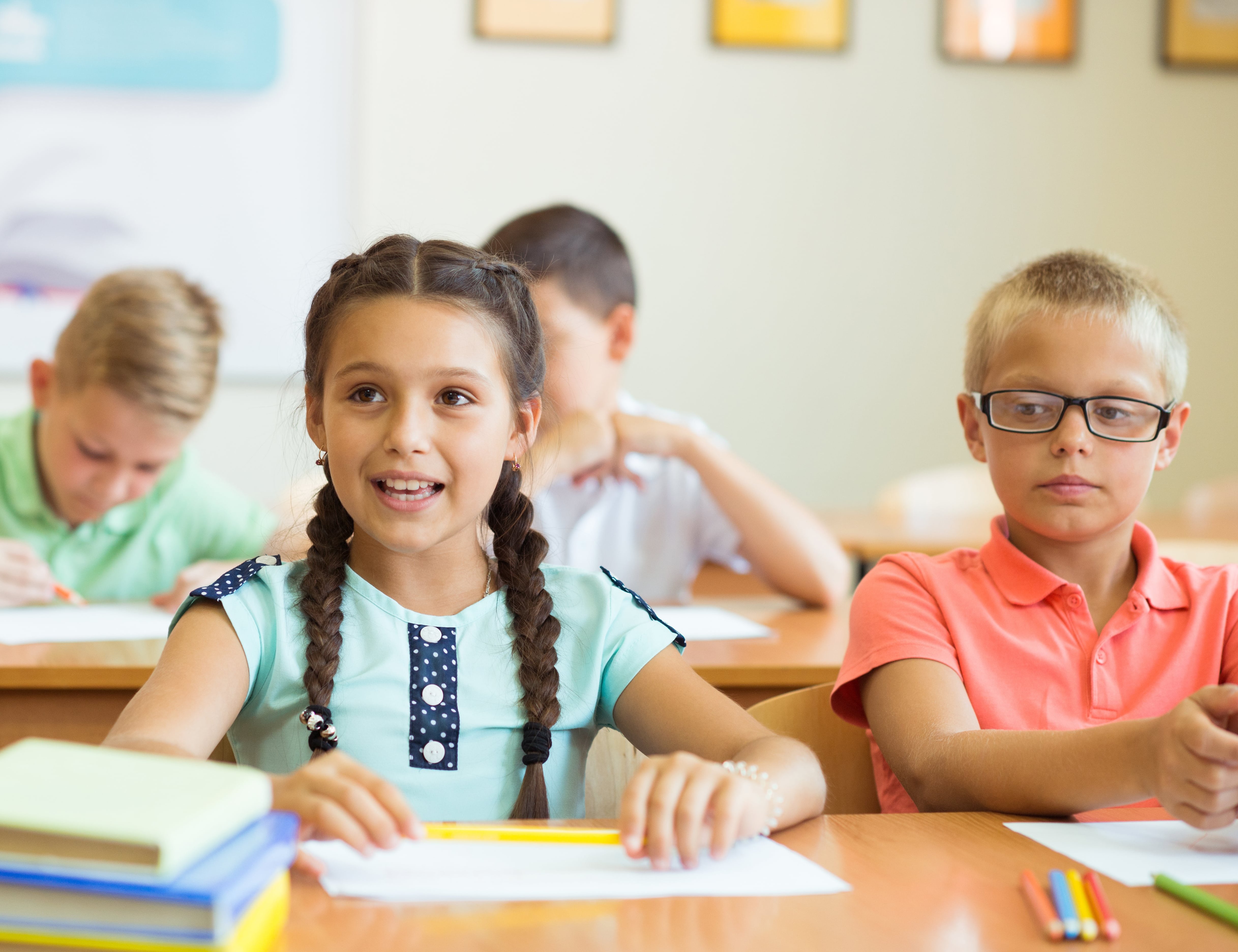 Schülerin und Schüler an ihren Sitzplätzen 