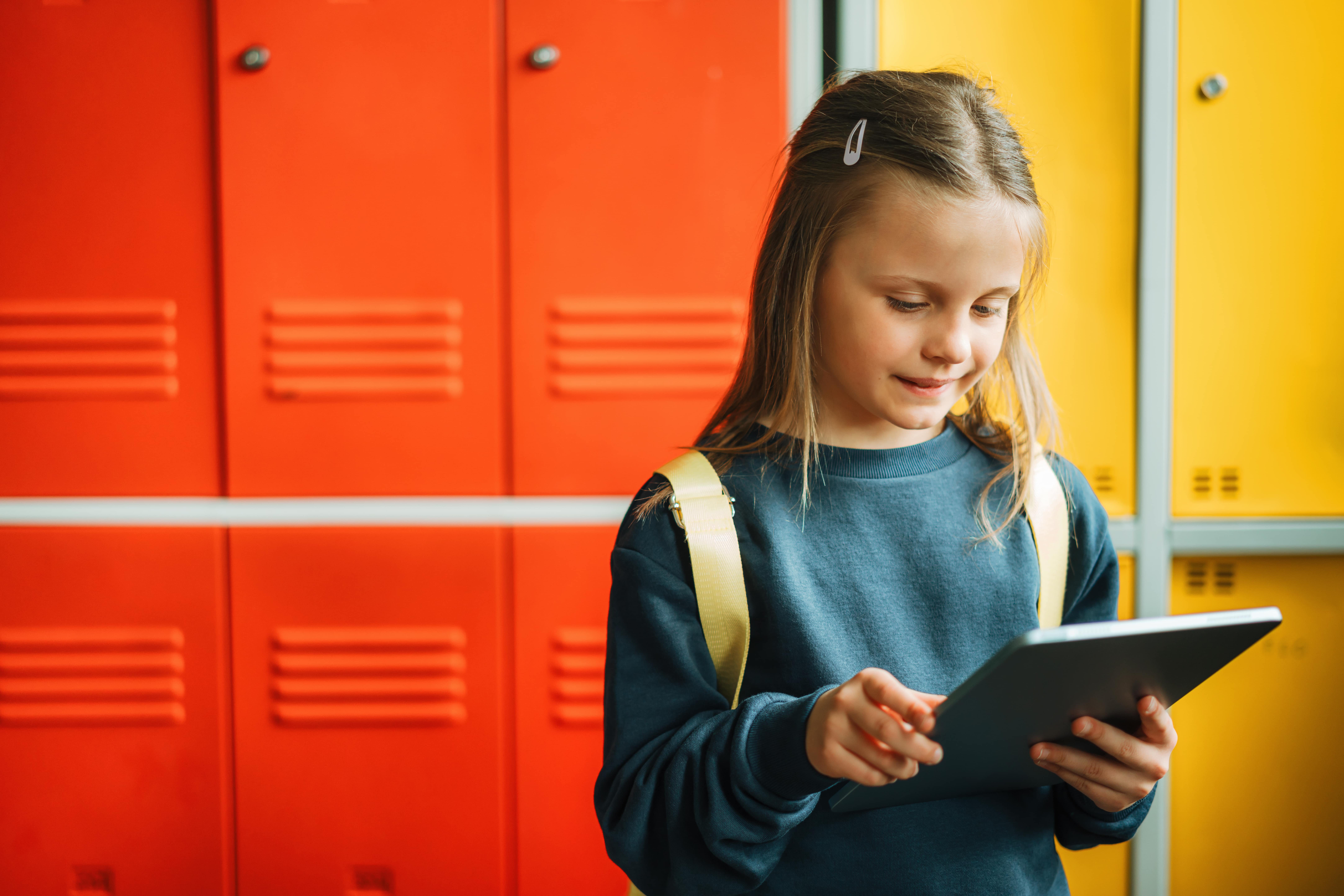 Schülerin schaut auf ein Tablet.