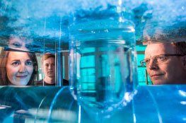 Berufswelten Energie und Wasser Menschen schauen in ein Aquarium