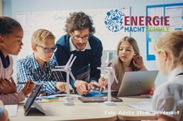 Schulportal "Energie macht Schule" feiert 10-jähriges Jubiläum Lehrer im Klassenzimmer mit 4 Schülerinnen und Schülern
