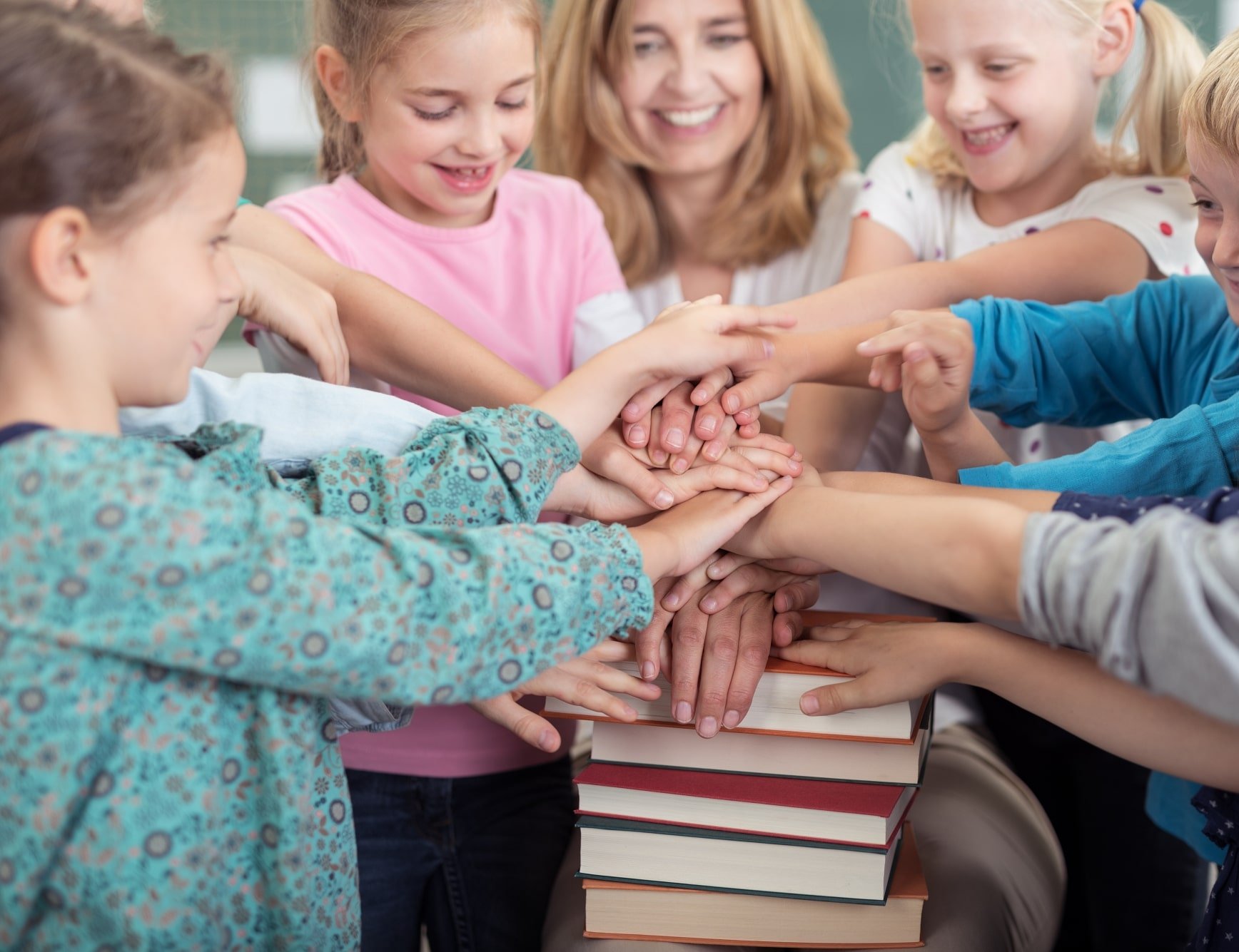 Kinder stehen im Kreis und halten gemeinschaftliche ihre Hände zusammen