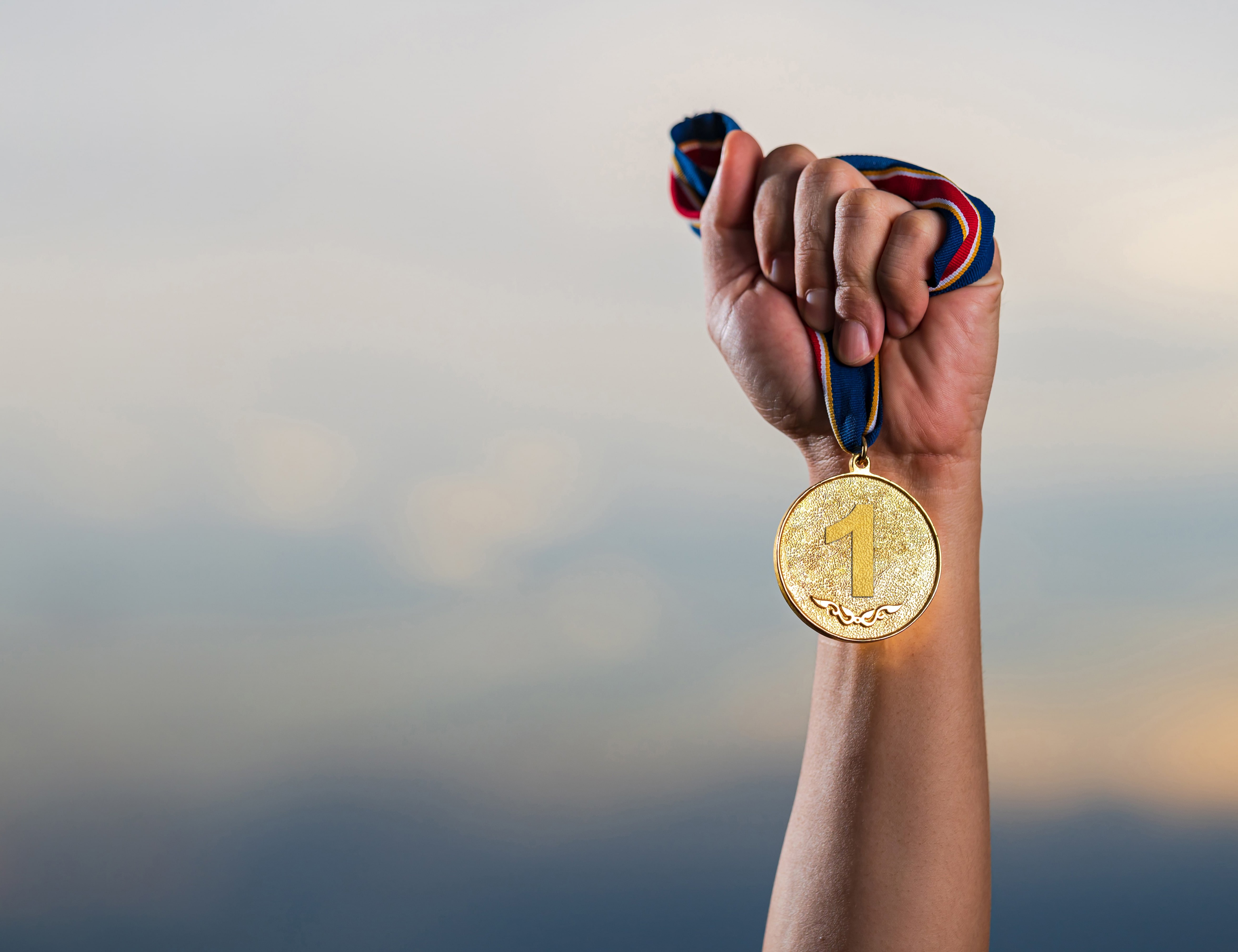 Medaille wird in die Luft gestreckt