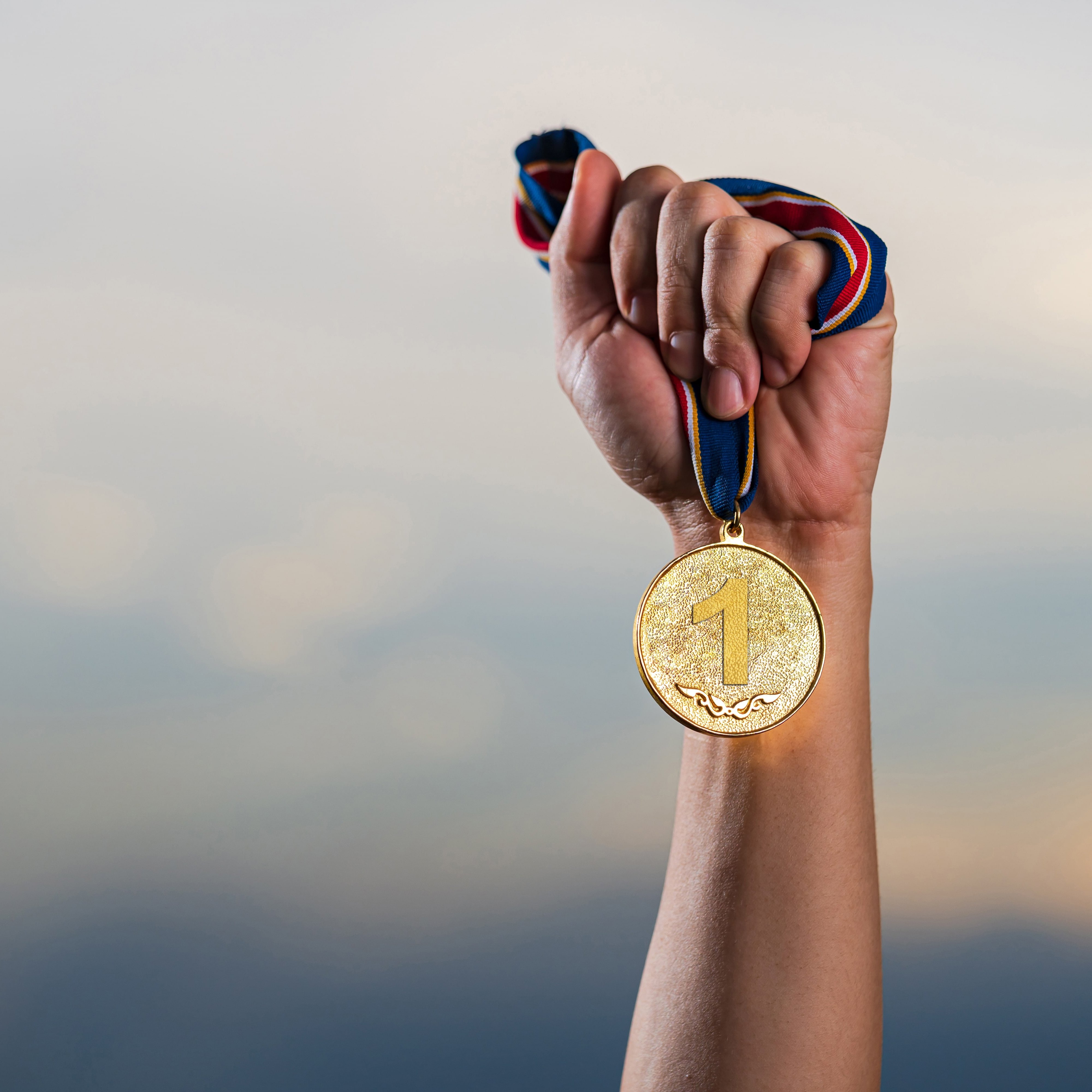 Medaille wird in die Luft gestreckt