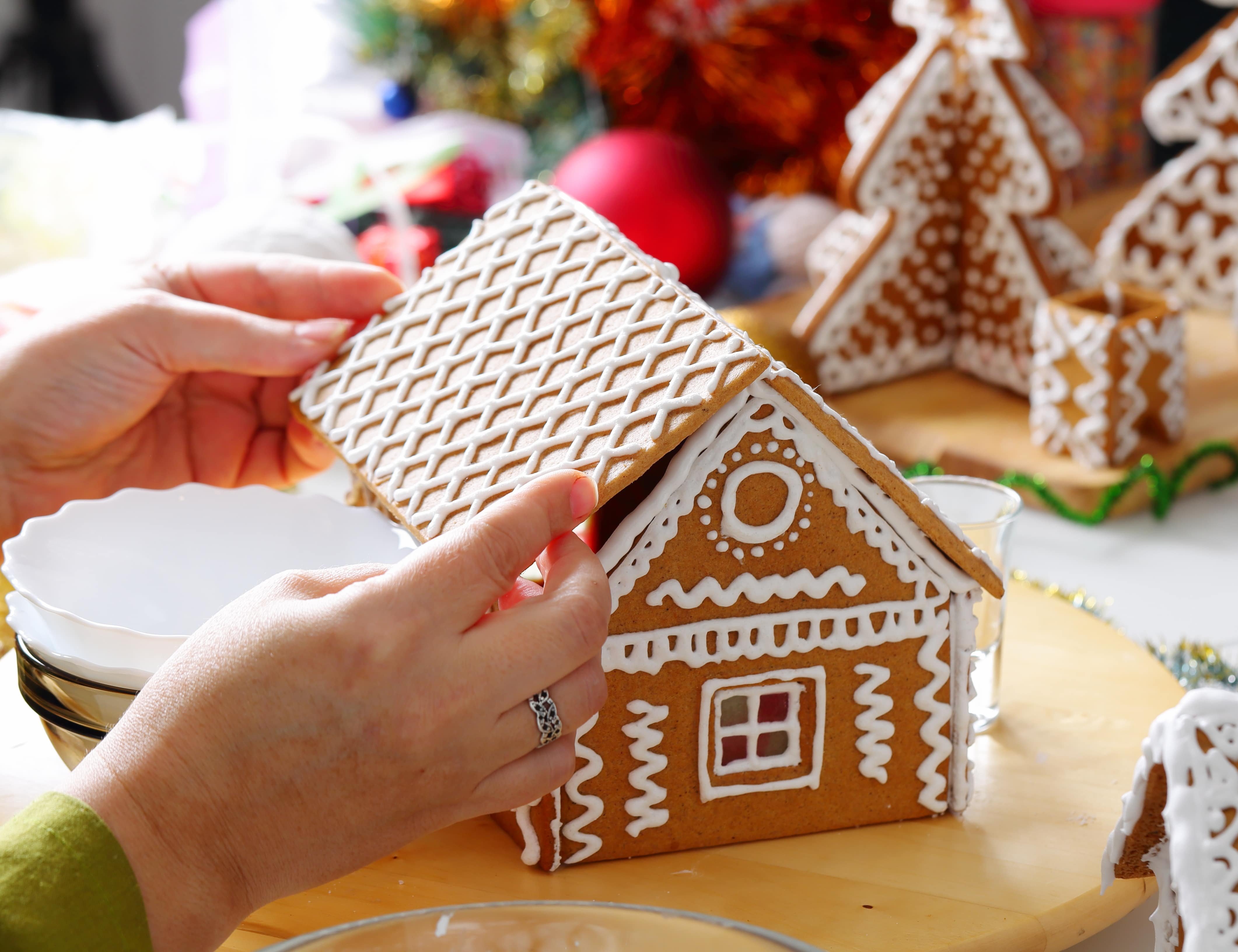 Lebkuchenhaus wird verziert