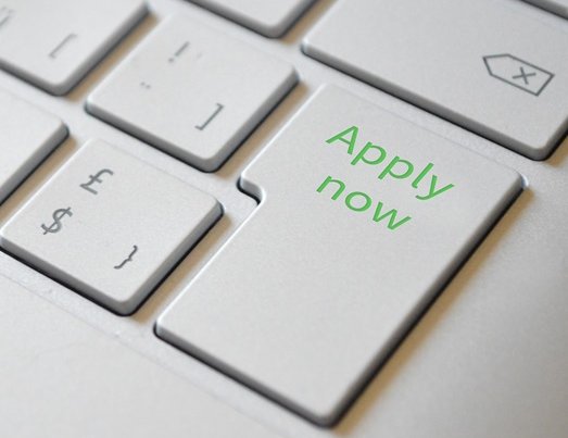 Tastatur mit der Aufschrift "apply now"