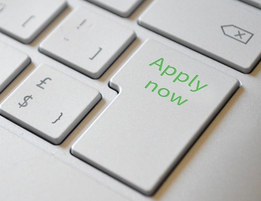 Tastatur mit der Aufschrift "apply now"