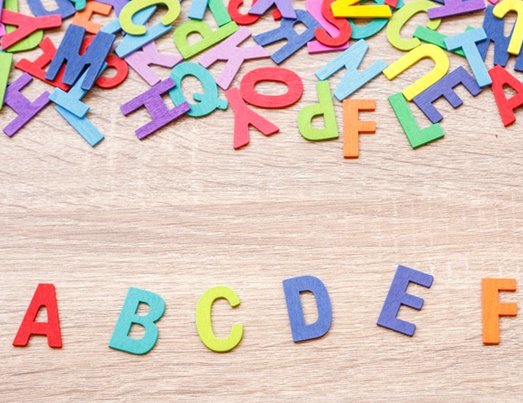 bunte Buchstaben, A B C D E F großgeschrieben