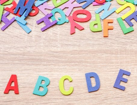 bunte Buchstaben, A B C D E F großgeschrieben