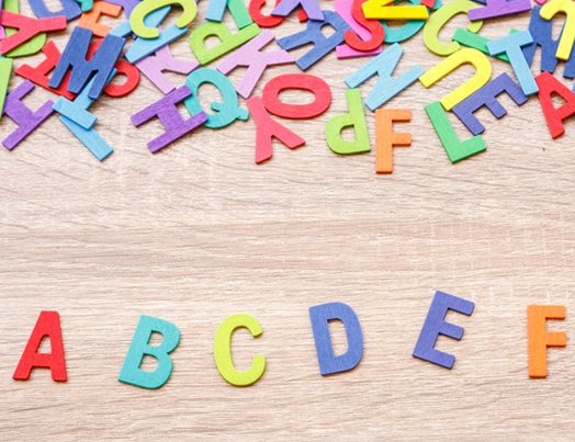 bunte Buchstaben, A B C D E F großgeschrieben