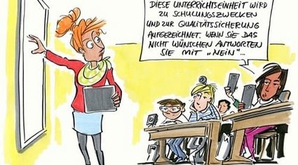 Eine Lehrerin steht vor der Tafel, innehaltend und blickt fragend zu ihrer Klasse, die Kameras und Mobiltelefone auf sie gerichtet hat. Ein Schüler erklärt: „Diese Unterrichtseinheit wird zur Schulungszwecken und zur Qualitätssicherung aufgezeichnet. Wenn Sie das nicht wünschen, antworten Sie mit Nein."