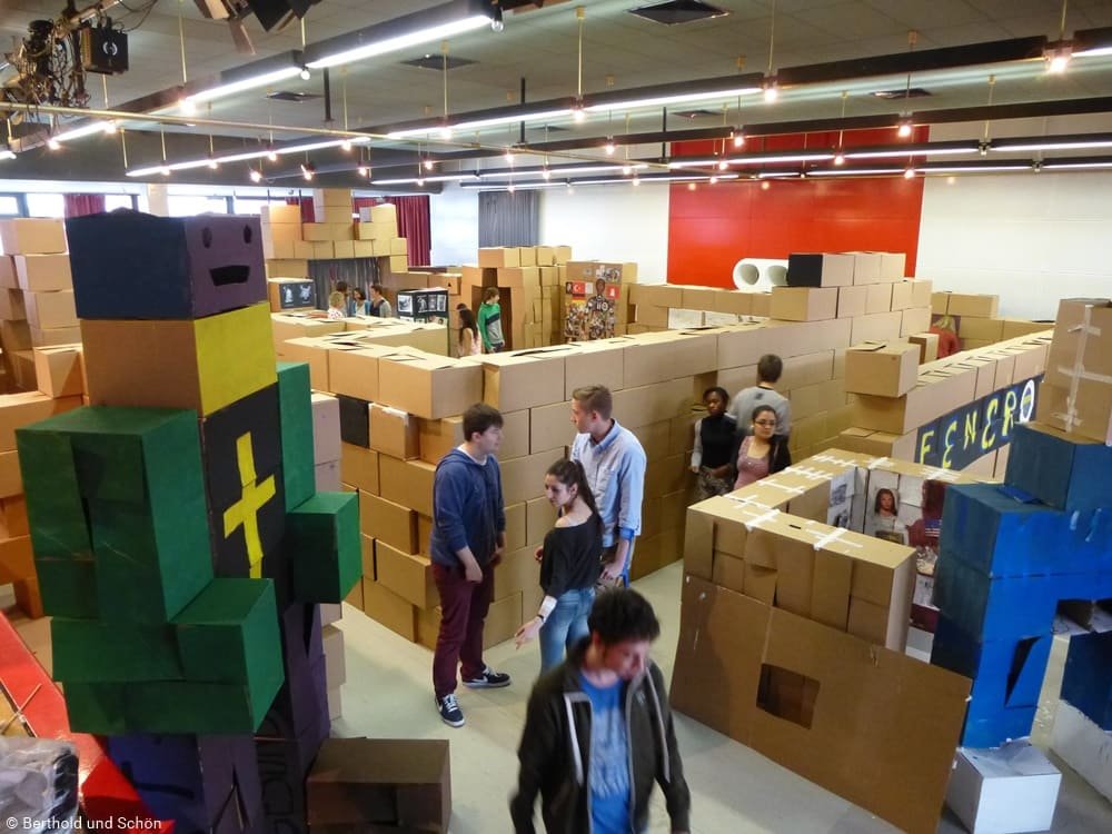 Kulturelle Bildung und Partizipation: 1000 Kisten Schüler laufen durch Labyrinth von Kisten