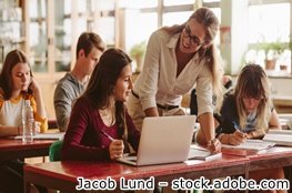 Unterricht mit Lebenswelt verknüpfen: Unterrichtsmaterialien von "Handwerk macht Schule" Lehrerin hilft einer Schülerin