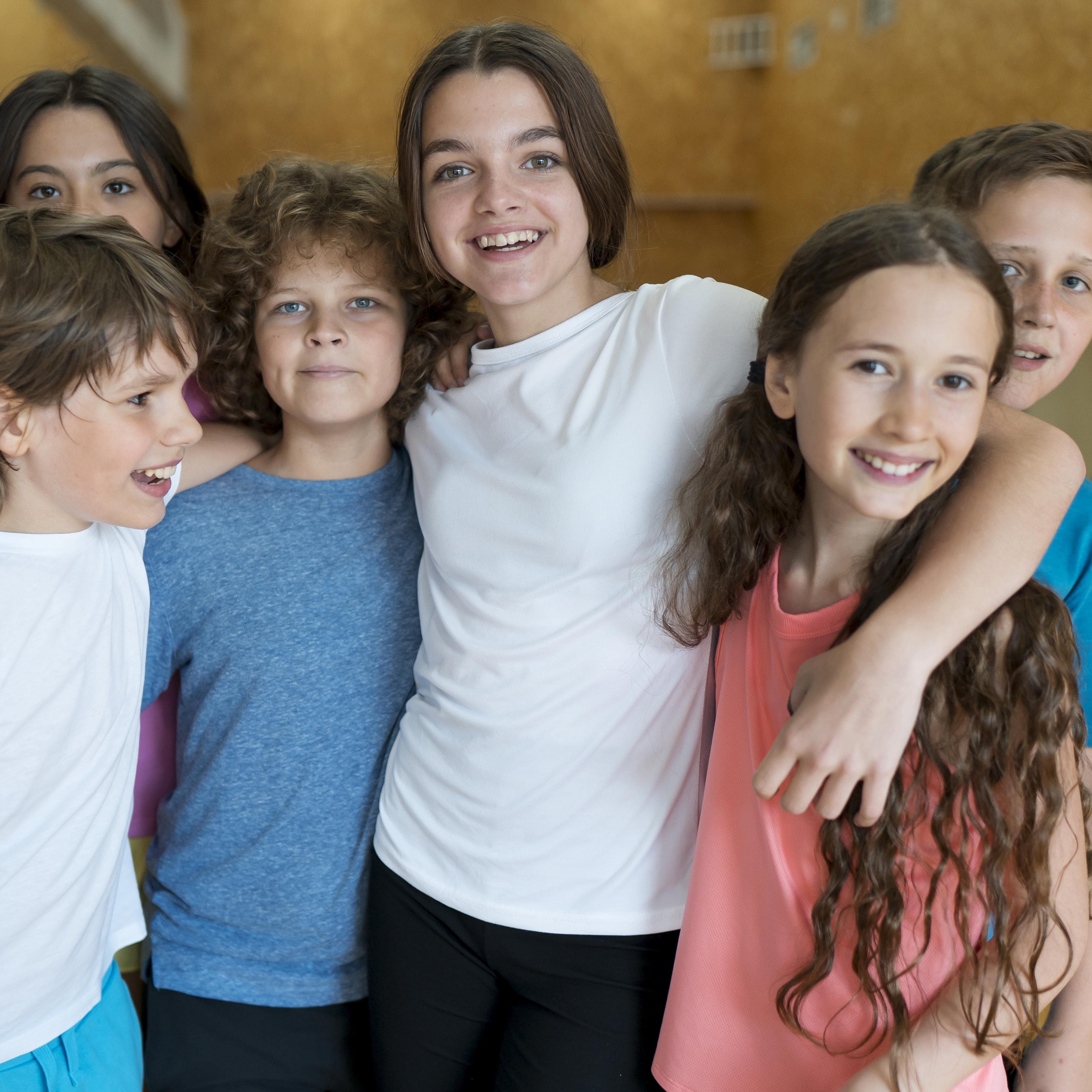 Schülerinnen und Schüler in der Turnhalle