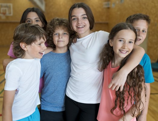 Schülerinnen und Schüler in der Turnhalle