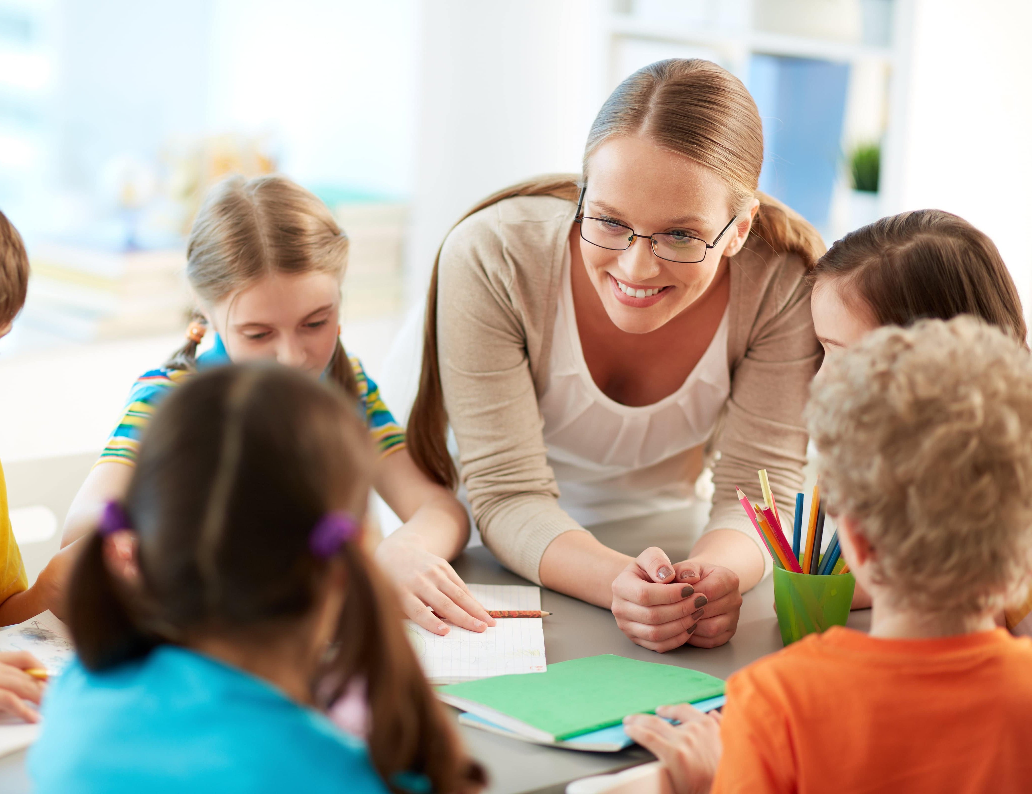 Lehrerin mit Schülerinnen und Schüler