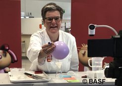 Fortbildung für Grundschul-Lehrkräfte – BASF Lehrkraft führt die Experimente von BASF durch