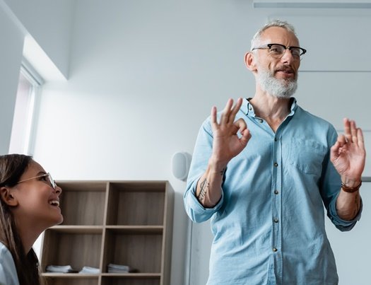 Lehrer begrüßt Klasse