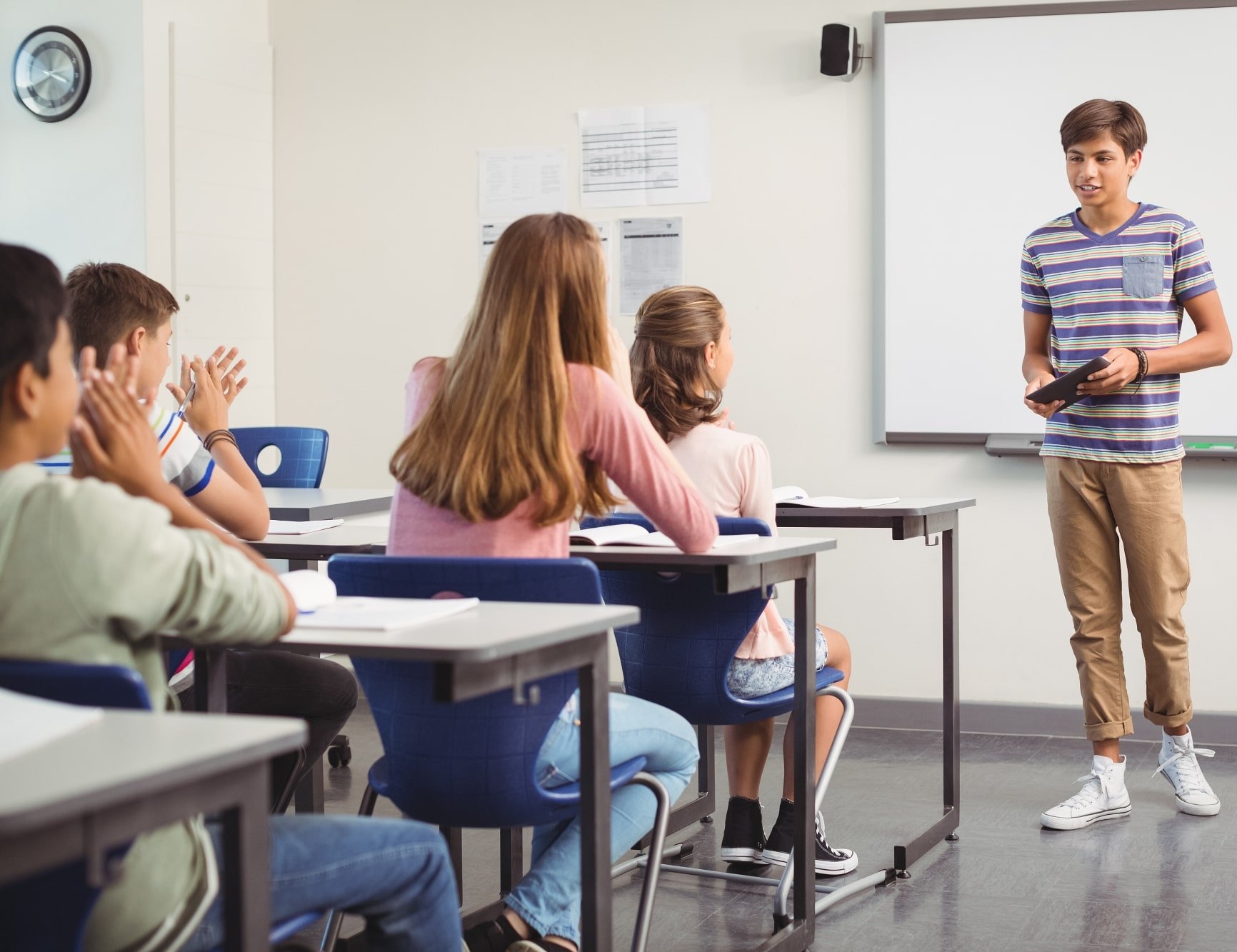 Junge hält eine Referat vor einer Klasse 