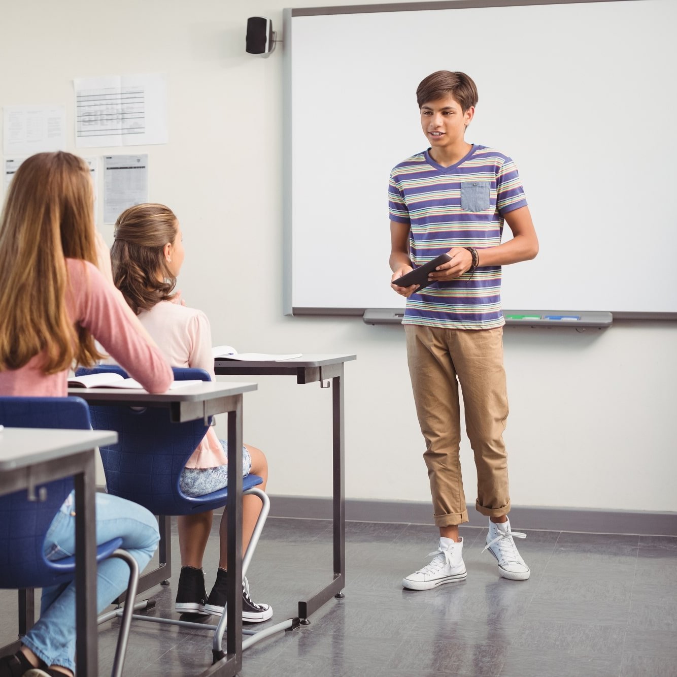 Junge hält eine Referat vor einer Klasse