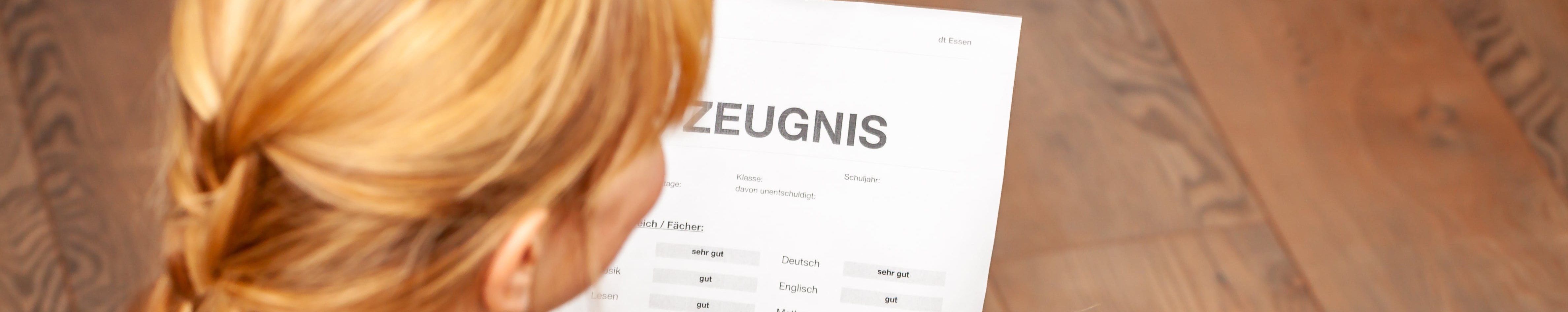 Mutter und Sohn lesen Zeugnis