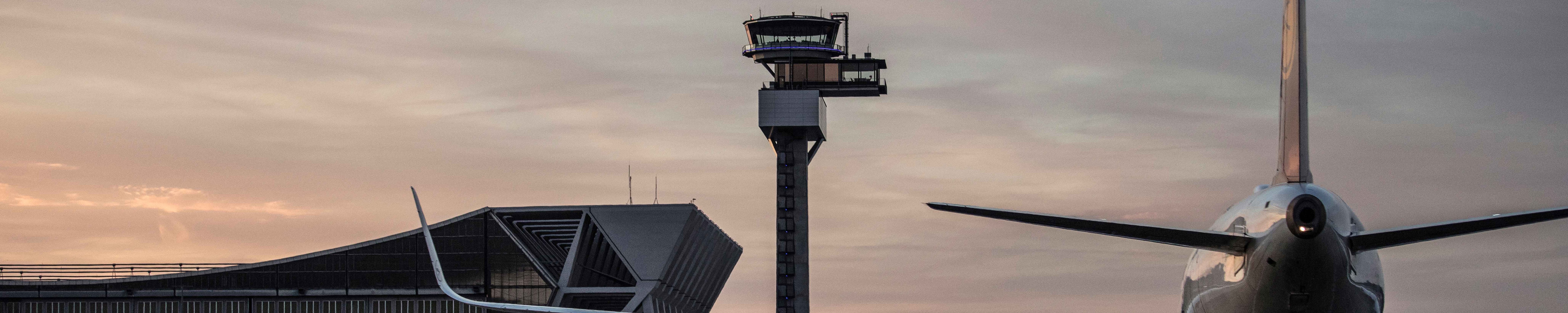 Flughafen mit Tower und Flugzeug