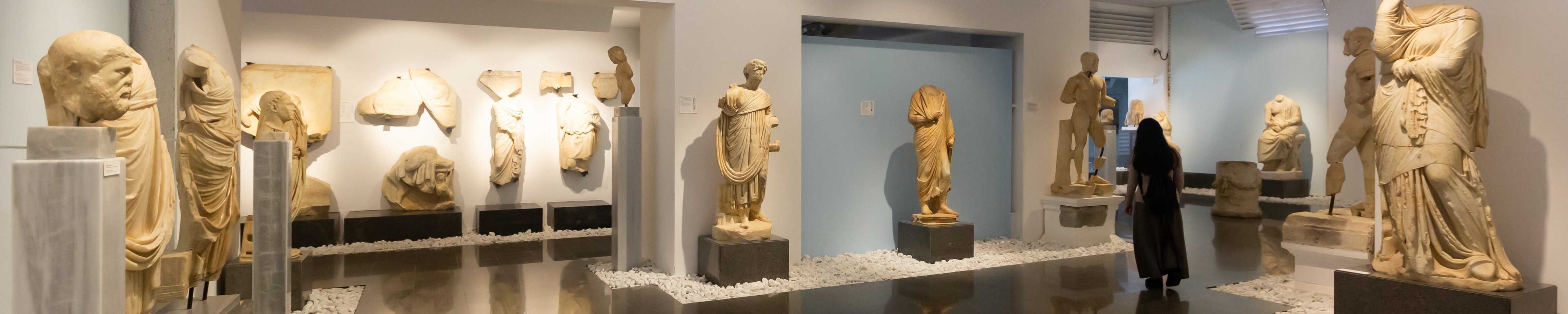 Museumsausstellung mit Statuen