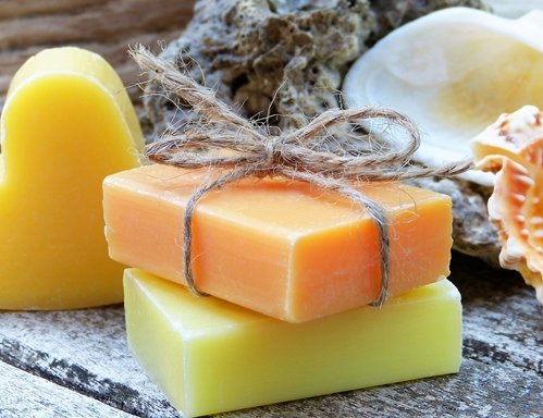 Seifen mit Muscheln auf Holzablage