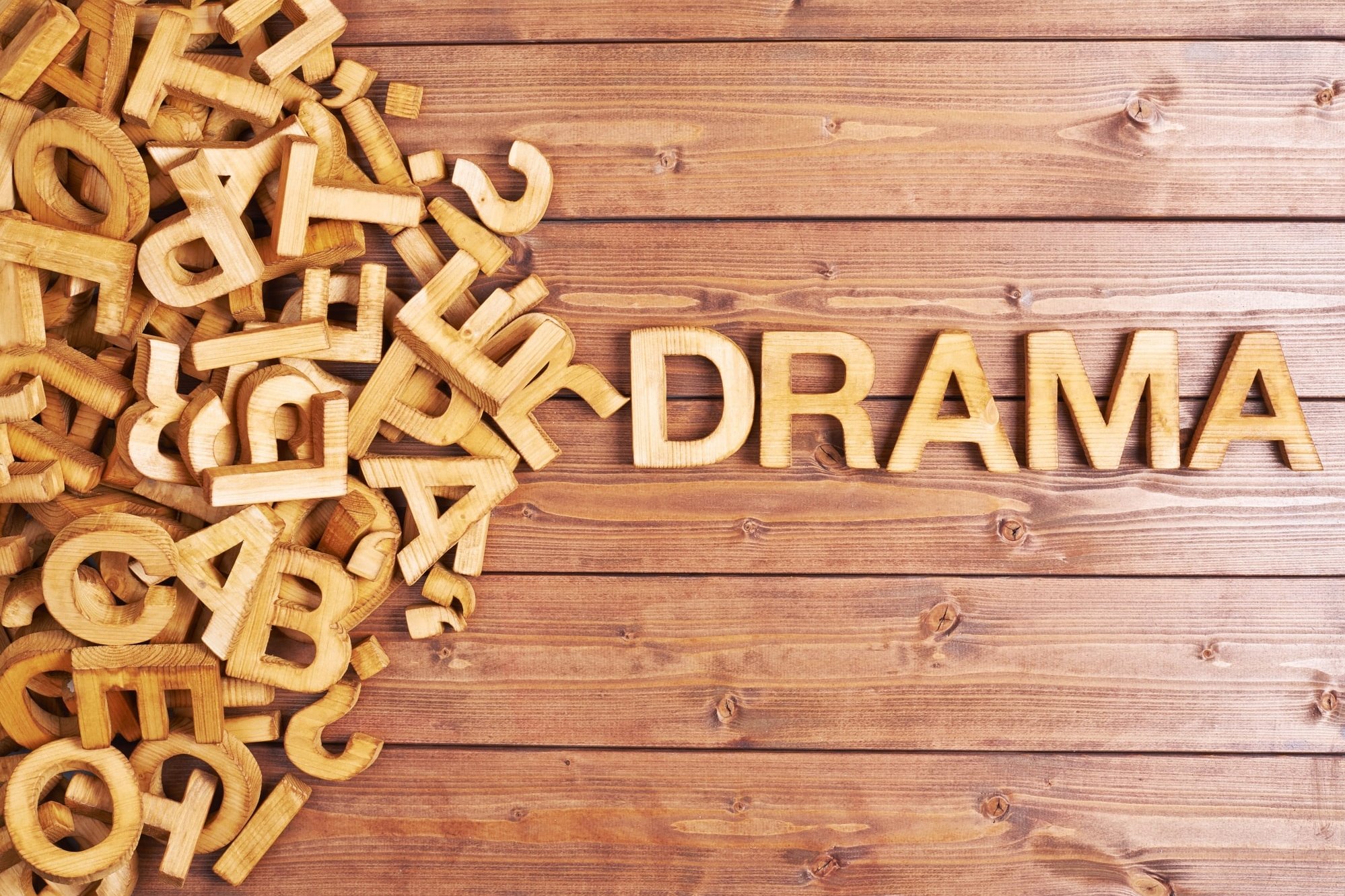 Buchstabenhaufen neben dem mit den Buchstaben DRAMA geschrieben ist.