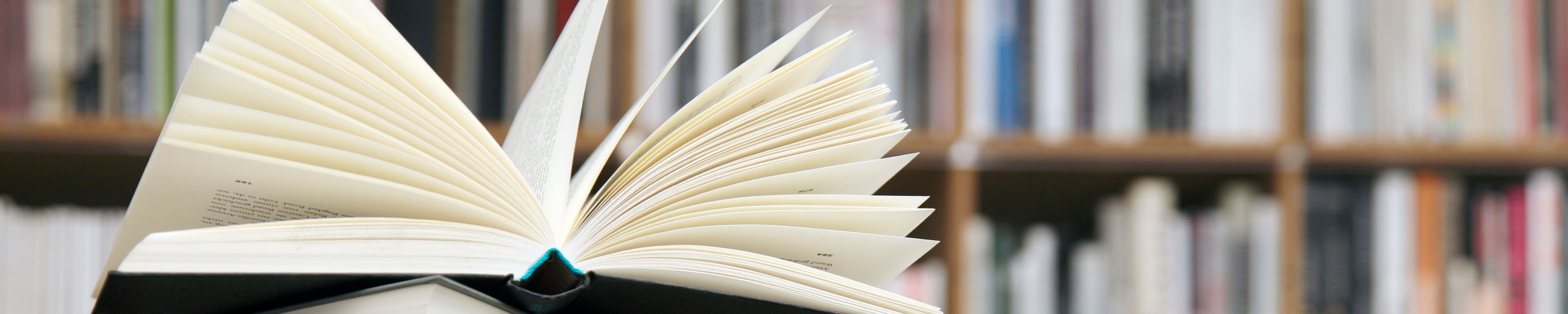 Bücherstapel in einer Bibliothek