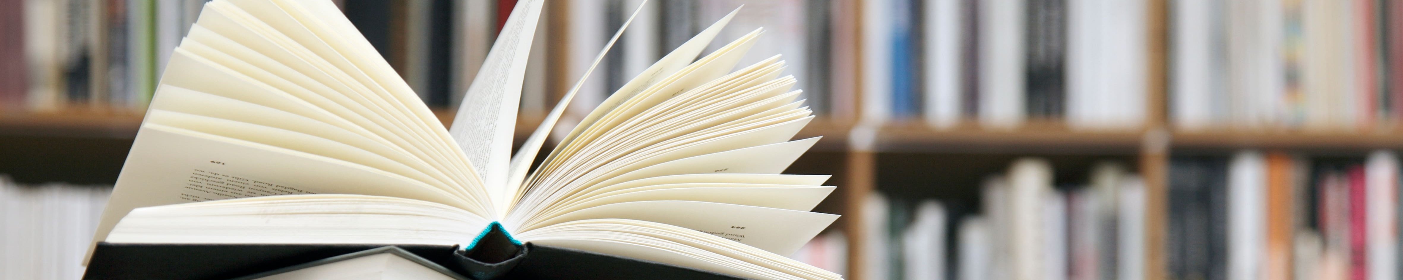 Bücherstapel in einer Bibliothek