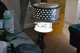 Eine Lampe wird in einem Upcycling Projekt aus alten Materialien hergestellt Lampe mit durchlöchertem Lampenschirm aus wiederverwerteten Materialien